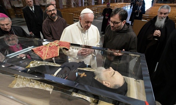 Franciszek przy relikwiach o. Pio
