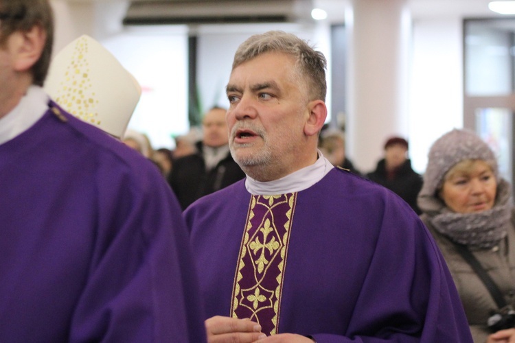 Bp Pieronek w kościele stacyjnym na Bulwarowej