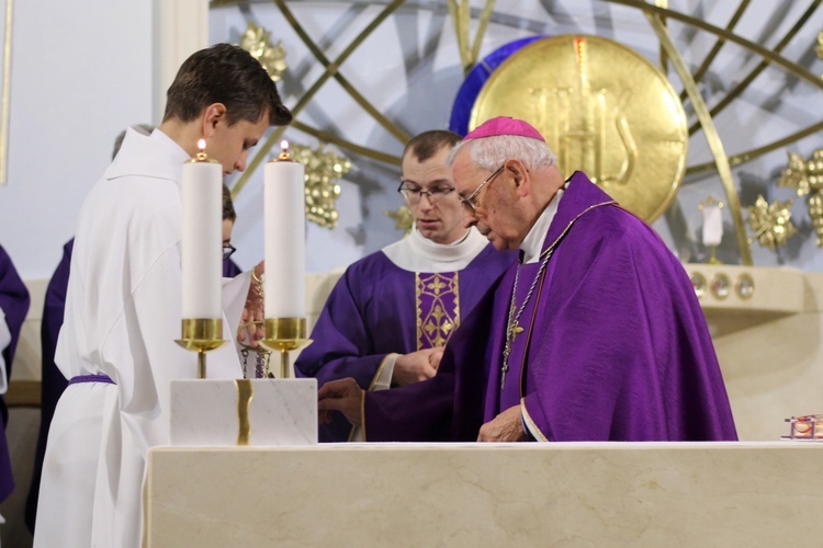 Bp Pieronek w kościele stacyjnym na Bulwarowej