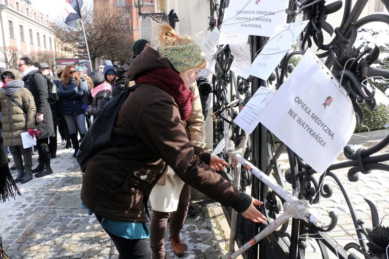 Pikieta zwolenników aborcji pod pałacem arcybiskupa