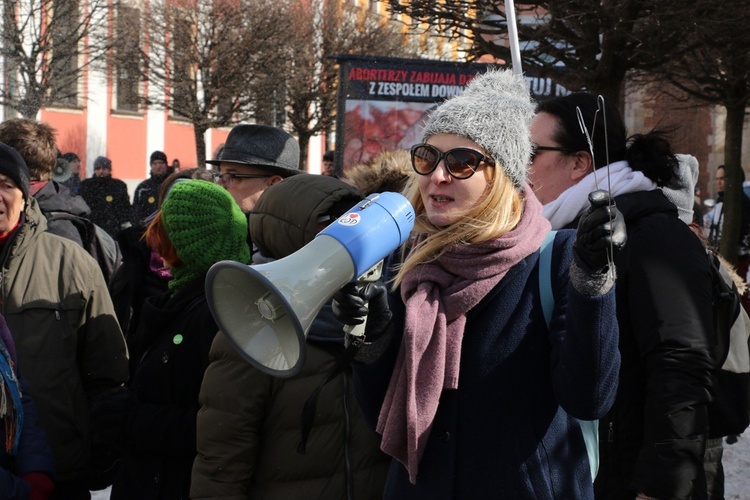 Pikieta zwolenników aborcji pod pałacem arcybiskupa