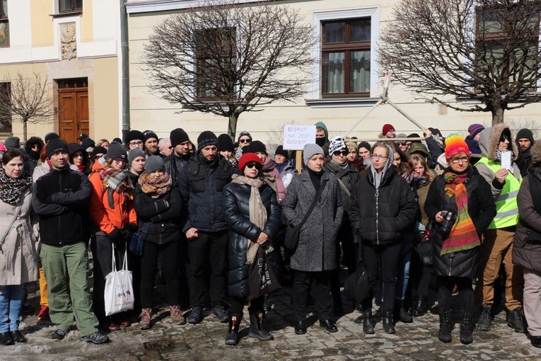 Pikieta zwolenników aborcji pod pałacem arcybiskupa