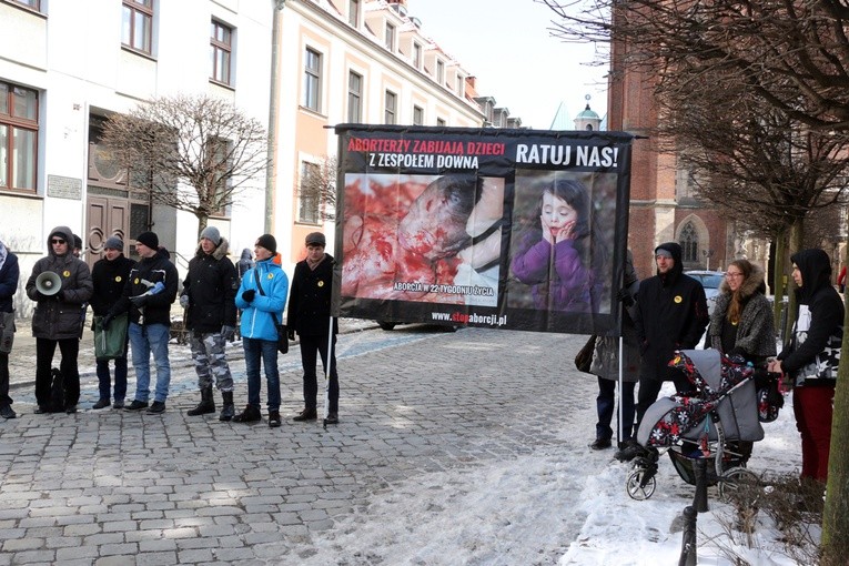 Pikieta zwolenników aborcji pod pałacem arcybiskupa