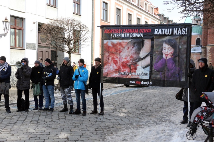 Pikieta zwolenników aborcji pod pałacem arcybiskupa