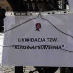 Pikieta zwolenników aborcji pod pałacem arcybiskupa