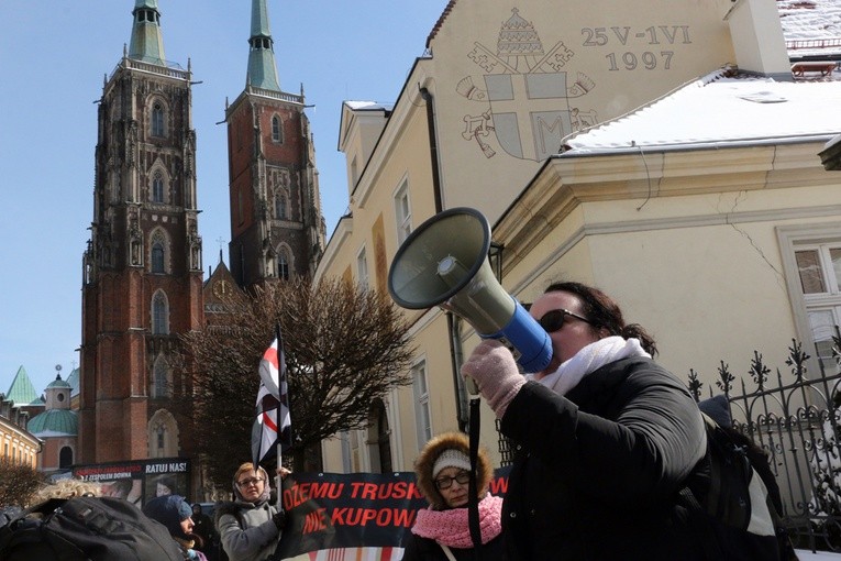 Pikieta zwolenników aborcji pod pałacem arcybiskupa