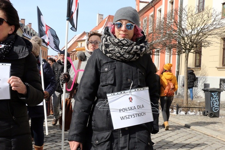 Pikieta zwolenników aborcji pod pałacem arcybiskupa