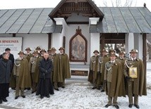 Zmarły żołnierz na obrazie Drogi Krzyżowej w Ludźmierzu