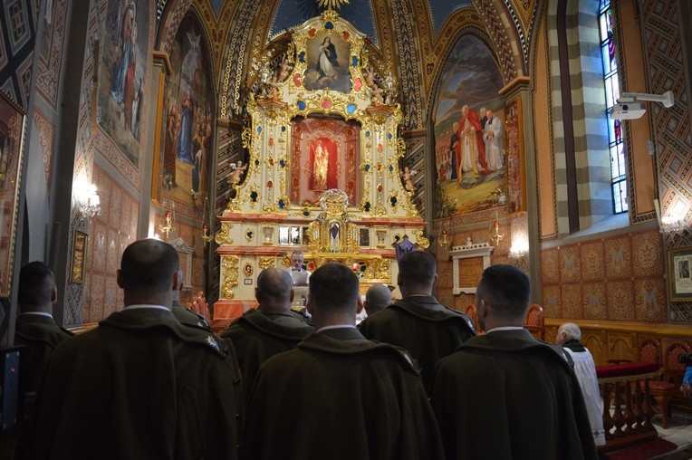 Modlitwa przy odnowionych stacjach Drogi Krzyżowej w Ludźmierzu