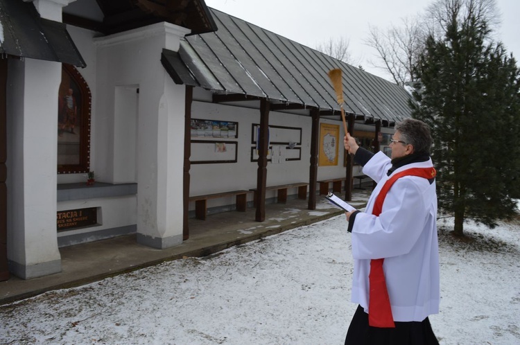 Modlitwa przy odnowionych stacjach Drogi Krzyżowej w Ludźmierzu