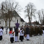 Modlitwa przy odnowionych stacjach Drogi Krzyżowej w Ludźmierzu