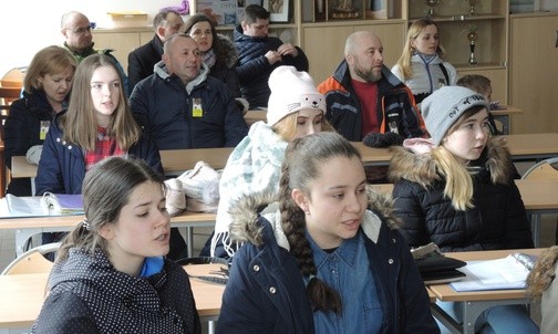 Diakonia Muzyczna dzieci i rodziców z Pisarzowic podczas niedzielnej próby