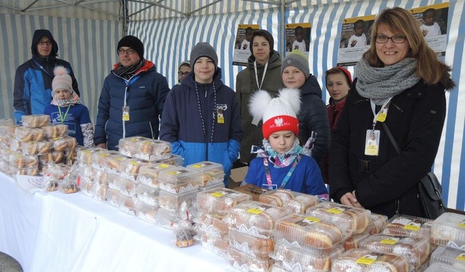 Rodzice i dzieci z Diakonii Muzycznej przygotowani do akcji "Wyślij pączka do Afryki"