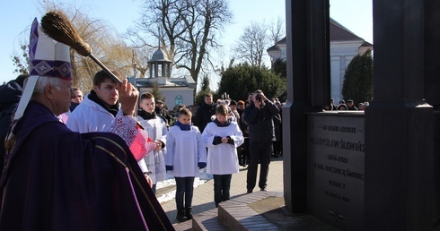 Bp Andrzej F. Dziuba święci tablicę ku czci Władysława Ślewińskiego