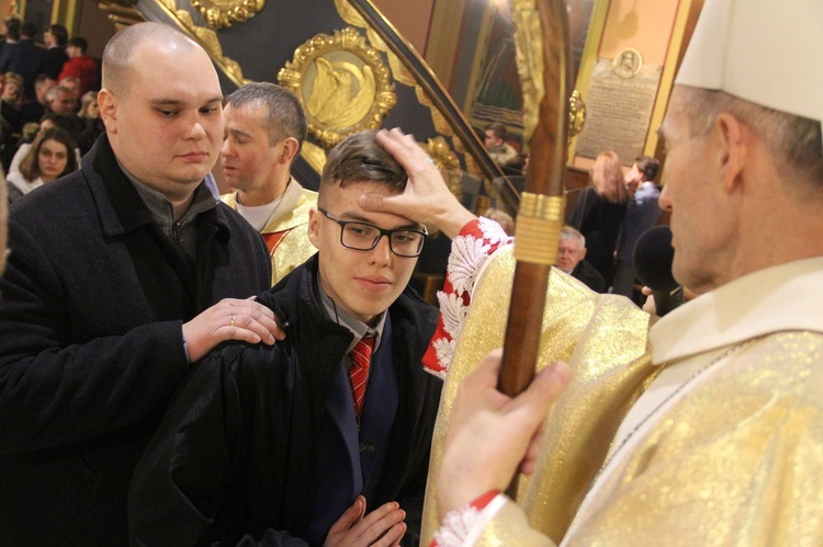 Bierzmowanie w kościele św. Kazimierza w Nowym Sączu