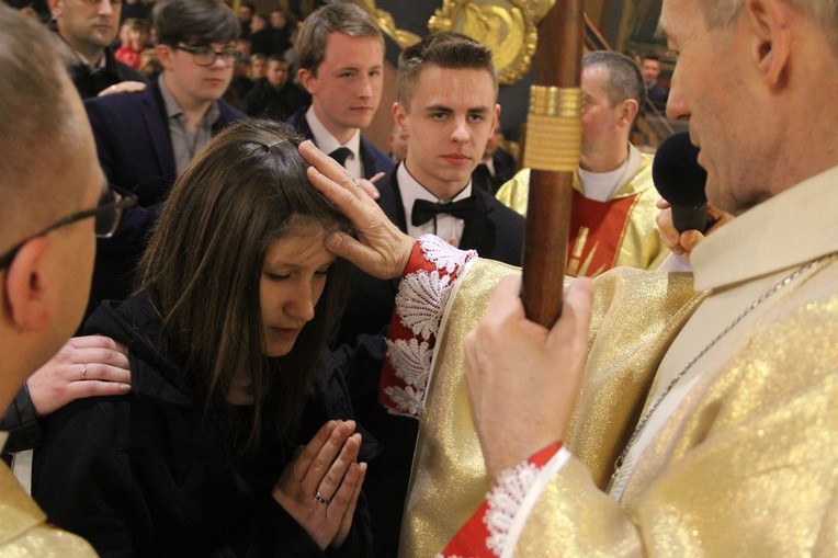 Bierzmowanie w kościele św. Kazimierza w Nowym Sączu