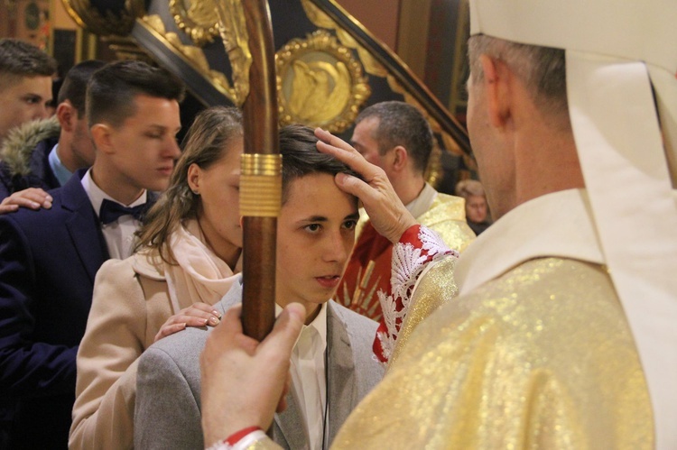 Bierzmowanie w kościele św. Kazimierza w Nowym Sączu