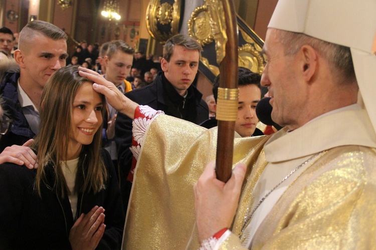 Bierzmowanie w kościele św. Kazimierza w Nowym Sączu