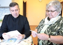 ▲	Jadwiga Mikuła i ks. Krzysztof Rębisz nad deklaracjami modlitwy.