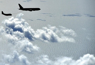 Włoski Boeing KC-767A w trakcie tankowania. 