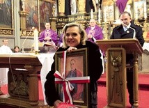 Sen. Anna Maria Anders z portretem abp. Józefa Gawliny podarowanym jej przez Kluby Rodła w kościele farnym w Raciborzu.