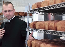 Chleb św. Agaty – chleb zwycięstwa nad przeciwnościami – prezentuje ks. Radosław Siwiński