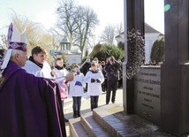 Bp Andrzej F. Dziuba święci tablicę ku czci artysty.