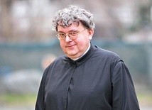 ▲	Ojciec Rafał zwraca uwagę na wyjątkową formację religijną obecnego Ojca Świętego. 