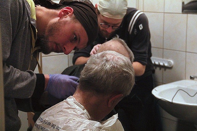 Pierwszy etap to strzyżenie. Bracia występują w roli fryzjerów.