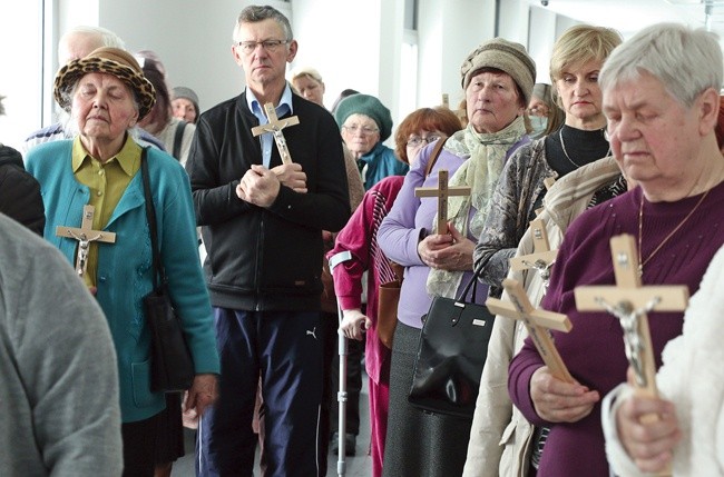 Po Mszy każdy uczestnik uroczystości wziął do ręki krzyż i w nabożeństwie Drogi Krzyżowej przeszedł z nim korytarzami dwóch oddziałów.