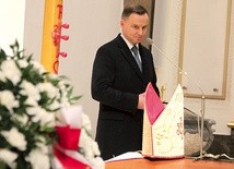 Prezydent Andrzej Duda dziękował zmarłemu za wierną służbę ojczyźnie.