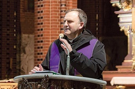 Ksiądz profesor na rekolekcjach akademickich w katedrze.