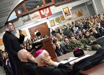 Konferencji ks. Piotra Gołucha słuchali biskup, księża i 2000 młodych ludzi.