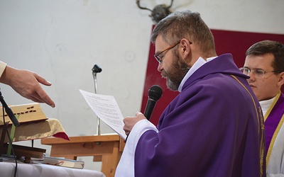 Ks. Wojciech Drab w czasie składania przysięgi.