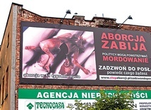 ▲	Billboard pojawił się na jednej z krakowskich kamienic w 2016 roku.