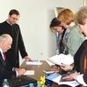 Profesor podpisywał swoje książki. Obok organizator spotkania ks. Wojciech Wojtyła, jego uczeń.