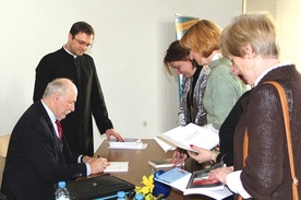 Profesor podpisywał swoje książki. Obok organizator spotkania ks. Wojciech Wojtyła, jego uczeń.