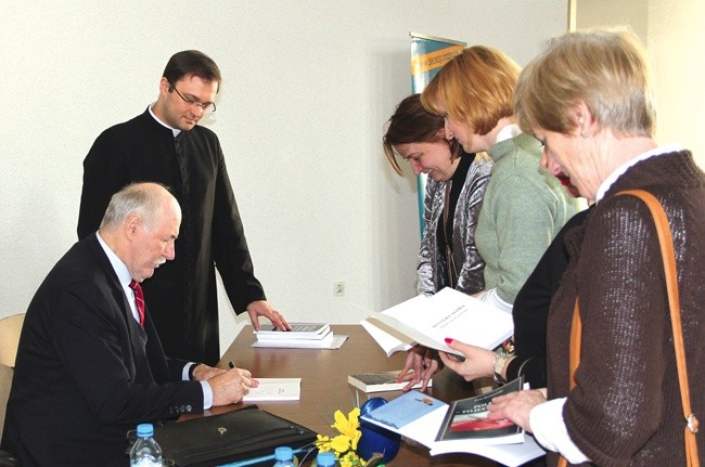 Profesor podpisywał swoje książki. Obok organizator spotkania ks. Wojciech Wojtyła, jego uczeń.