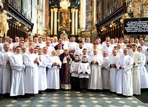 ▲	Biskup ustanowił świeckich pomocników w posłudze Eucharystii. 