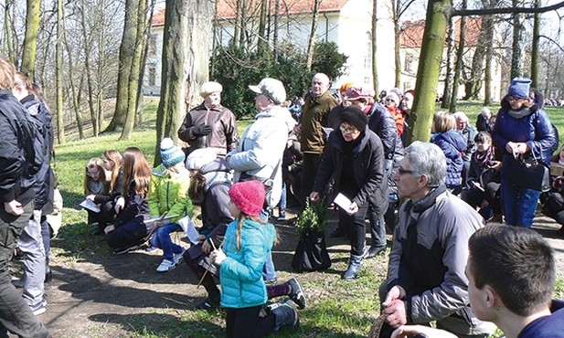 Wierni podążający ścieżkami Parku Dzikowskiego.