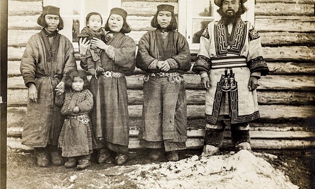 Lud Ajnów. Bronisław Piłsudski dokumentował twarze, obyczaje, ubiory.  Dzięki niemu przetrwały
