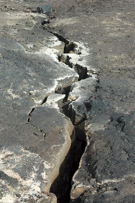Szczelina przy wulkanie Ardoukôba. Z lewej strony płyta somalijska, z prawej nubijska