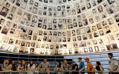 Sala imion w Yad Vashem upamiętnia ofiary Holocaustu. Narodowy dzień pamięci Polaków ratujących Żydów pod okupacją niemiecką będzie przypominał o tych, którzy nieśli im pomoc.