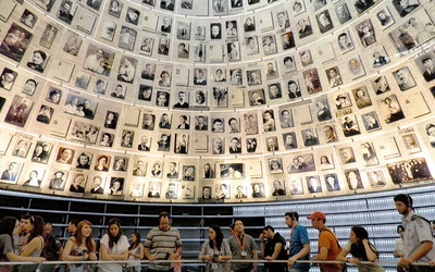 Sala imion w Yad Vashem upamiętnia ofiary Holocaustu. Narodowy dzień pamięci Polaków ratujących Żydów pod okupacją niemiecką będzie przypominał o tych, którzy nieśli im pomoc.