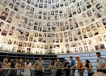 Sala imion w Yad Vashem upamiętnia ofiary Holocaustu. Narodowy dzień pamięci Polaków ratujących Żydów pod okupacją niemiecką będzie przypominał o tych, którzy nieśli im pomoc.