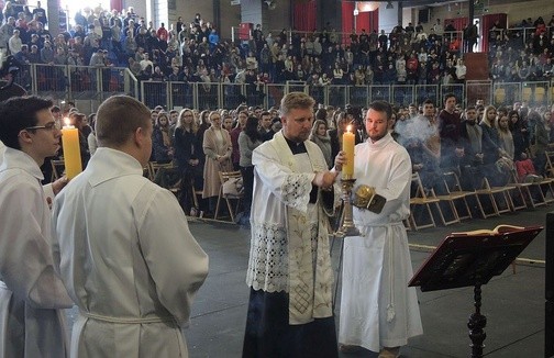 Wniesione do hali Słowo Boże towarzyszyło młodym przez całe spotkanie