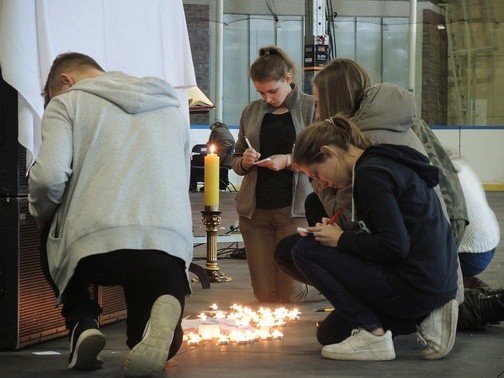 Po spowiedzi każdy mógł zapalić światło i ustawić je pod Najświętszym Sakramentem, a także napisać swoje podziękowanie dla Pana Boga