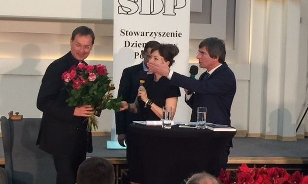 Ks. Marek Gancarczyk z Laurem Stowarzyszenia Dziennikarzy Polskich