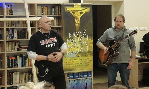 Kacper Kulawik (z prawej) modlił się z młodzieżą w ośrodku, który sam kiedyś skończył