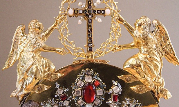 Aniołowie adorujący krzyż. Detal relikwiarza kolca z korony cierniowej Chrystusa z ok. 1730 roku.